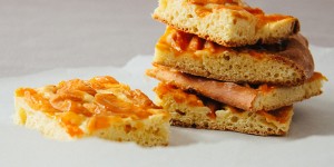 Beitragsbild des Blogbeitrags Marillenfleck aus Germteig (Hefeteig) mit ohne Extra