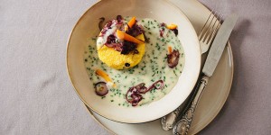Beitragsbild des Blogbeitrags Knuspriger Oliven-Sterz mit lauwarmer Schnittlauchsauce & roten Zwiebeln oder vom zu wenig viel zu viel 