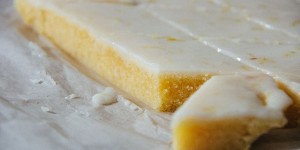 Beitragsbild des Blogbeitrags Unvergleichlich saftige Zitronenschnitten oder wo geht’s hier lang?