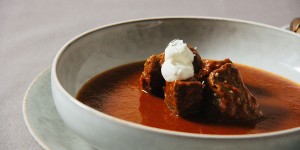 Beitragsbild des Blogbeitrags Wiener Gulasch (inkl. Backofen-Variante) oder keine Zeit, uns zu beeilen