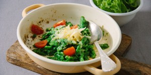 Beitragsbild des Blogbeitrags Bärlauch-Spätzle mit Bergkäse und frischen Tomaten oder alles im grünen Bereich