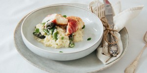 Beitragsbild des Blogbeitrags Cremiges Spargel-Risotto mit knusprigem Kräuter-Hendl im Speck (*In Kooperation mit BILLA)