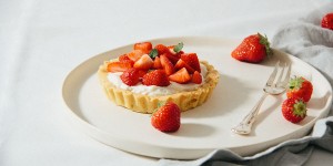 Beitragsbild des Blogbeitrags Erdbeer-Tartelettes mit Vanille-Frischkäse Füllung oder die Sache mit dem Baukasten 