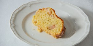 Beitragsbild des Blogbeitrags Topfen-Rührkuchen mit Rhabarber oder die Zeit geht mit der Zeit