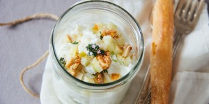 Beitragsbild des Blogbeitrags Endlich draußen genießen: Fruchtiger Lauch-Apfel-Salat mit Knusper & Co