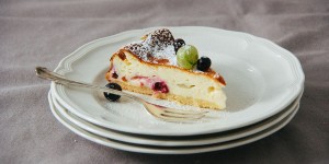 Beitragsbild des Blogbeitrags Gebackener Topfenkuchen mit Ribiseln oder wer sät, muss auch wachsen 