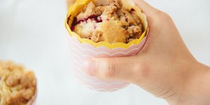 Beitragsbild des Blogbeitrags Brombeer-Cheescake-Streuselmuffins oder immer mit der Ruhe