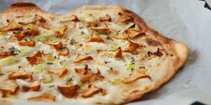 Beitragsbild des Blogbeitrags Spätsommerlicher Flammkuchen mit Eierschwammerl oder zwischen den Zeiten