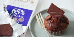 Beitragsbild des Blogbeitrags Die schokoladigsten Schokoladenmuffins oder viel Geburtstag zum Glück (*in Kooperation mit Lindt) 