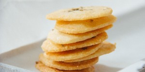 Beitragsbild des Blogbeitrags Knusprig zarte Parmesan-Kekse: Gut zu Wein und zu mir!