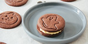 Beitragsbild des Blogbeitrags Hausgemachte Halloween-Oreos oder last minute ist früh genug 