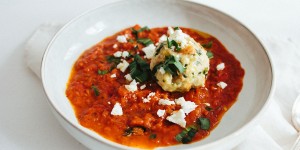 Beitragsbild des Blogbeitrags Bärlauch-Knödel mit Tomatenragout oder unter einer Decke