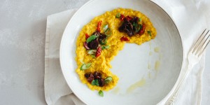 Beitragsbild des Blogbeitrags Linsen-Hummus mit karamellisierten Zwiebeln oder Kochen aus der Vorratskammer 