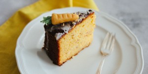 Beitragsbild des Blogbeitrags Karotten-Apfelkuchen mit Marzipan oder daheim, daheim, nie ganz allein!