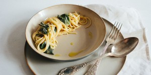 Beitragsbild des Blogbeitrags Mangold-Pasta cremig und vegan: #wirliebensaisonal im Frühling