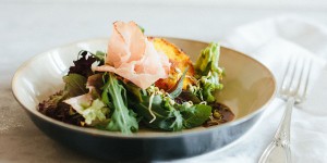 Beitragsbild des Blogbeitrags Knusprige Polenta-Taler mit Schinken und Salat (in Kooperation mit Vulcano Schinkenmanufaktur) 