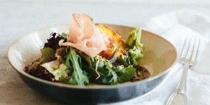 Beitragsbild des Blogbeitrags Knusprige Polenta-Taler mit Schinken und Salat (in Kooperation mit Vulcano Schinkenmanufaktur)