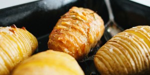 Beitragsbild des Blogbeitrags Hasselback-Kartoffeln in drei Varianten oder gleicher Schnitt, neuer Look 