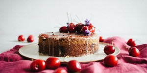 Beitragsbild des Blogbeitrags Schoko-Mohnkuchen mit frischen Kirschen, aber ohne Mehl oder auf ihn mit Gefühl