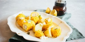 Beitragsbild des Blogbeitrags Zitronen-Kapern Butter mit frischem Mais und Kartoffeln oder Augen zu und durch 