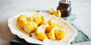 Beitragsbild des Blogbeitrags Zitronen-Kapern Butter mit frischem Mais und Kartoffeln oder Augen zu und durch