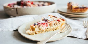Beitragsbild des Blogbeitrags Stachelbeerkuchen mit cremiger Fülle und Kokos oder einmal süß-sauer, bitte!