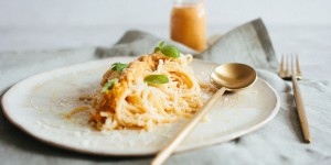 Beitragsbild des Blogbeitrags Paprika-Pesto (Peperotta) mit Pasta oder die unbändige Freude über diese eine Erinnerung
