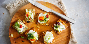 Beitragsbild des Blogbeitrags Buntes Knäckebrot aus der Gartenküche oder ein Bussi der Vielfalt