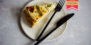 Beitragsbild des Blogbeitrags Zucchini-Karotten-Quiche mit Parmesan-Mürbeteig