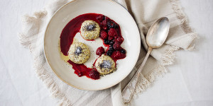 Beitragsbild des Blogbeitrags Mohn-Topfenknödel mit Beerenröster oder Ernte gut, alles gut