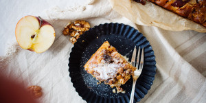 Beitragsbild des Blogbeitrags Apfelkuchen mit Krokantknusper oder Feste feiern, wie wir sie fallen lassen