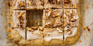 Beitragsbild des Blogbeitrags Saftiger Kürbiskuchen mit Pumpkin-Spice Topping – kurz vor Schluss