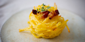 Beitragsbild des Blogbeitrags Carbonara Nudelnester oder einfach um den Finger gewickelt (in Kooperation mit Recheis)