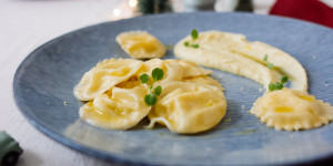 Beitragsbild des Blogbeitrags Hausgemachte Ravioli mit Ricotta, Pastinaken-Püree und brauner Butter (in Kooperation mit Bewusst-Haushalten.at) 