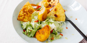 Beitragsbild des Blogbeitrags Hühner-Nuggets-Bowl mit Rebel Meat KIDS und hausgemachten Tortilla-Chips 