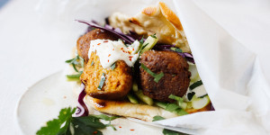 Beitragsbild des Blogbeitrags Falafel im Pfannenbrot mit Kraut oder Slow Good statt Fast Food
