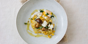 Beitragsbild des Blogbeitrags Cremige Polenta mit versunkenen Eiern aus dem Ofen oder Shakshuka mal anders gedacht