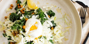 Beitragsbild des Blogbeitrags Grünkohl-Cesar Salad mit Kichererbsen oder rund und gsund 