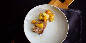 Beitragsbild des Blogbeitrags Faschierter Braten mit Speckhülle und Käsefülle oder über innere und äußere Werte