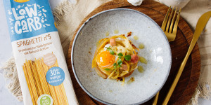 Beitragsbild des Blogbeitrags Low Carb Spaghetti-Nester mit Wachtelei: Inspiration für den Oster-Brunch (in Kooperation mit Recheis)