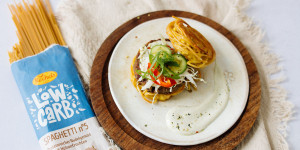 Beitragsbild des Blogbeitrags Low Carb Spaghetti Burger mit Veggie Patties und Kernöl-Mayo (in Kooperation mit Recheis)