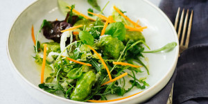 Beitragsbild des Blogbeitrags Bärlauch-Gnocchi (mit und ohne Kartoffeln) dazu Blattsalate und fruchtiges Dressing 