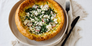 Beitragsbild des Blogbeitrags Dutch Baby mit Kräutern und Bröseltopfen oder luftig-leicht wie ein Sonntagmorgen (in Kooperation mit den Wilhelmsburger Hoflieferanten)