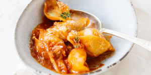 Beitragsbild des Blogbeitrags One Pot Pasta mit sonnengereiften Tomaten oder Huschwusch geht eben manchmal auch