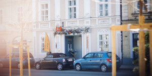 Beitragsbild des Blogbeitrags Lieblingsplätze: Zu Gast im Café Bar Glüxfall in Salzburg (in Kooperation mit Fabia Premium Kaffee)