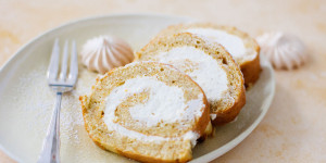 Beitragsbild des Blogbeitrags Karotten-Biskuitroulade mit Frischkäsefüllung oder Vergangenes neu aufgerollt