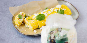 Beitragsbild des Blogbeitrags Omelett-Rolle mit Schinken und Käse aus dem Ofen oder einfach um den Finger gewickelt