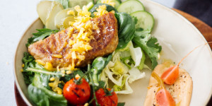 Beitragsbild des Blogbeitrags Cheeseburger Salat mit REBEL MEAT Bio Burger-Patties DELUXE (in Kooperation)
