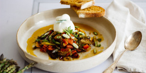 Beitragsbild des Blogbeitrags Caponata mit grünem Spargel und Burrata oder Sommer neu gedacht