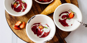 Beitragsbild des Blogbeitrags Nicecream mit roten Früchten und Joghurt oder Nice, Nice, Baby